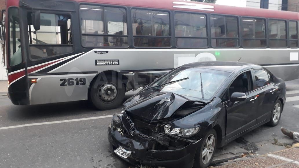 Impresionante choque entre un auto y un colectivo en la mañana del sábado