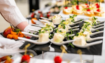 El menú exclusivo de los Premios Martín Fierro 2025 ofrece delicias como pollo confitado, burratina cremosa, costilla de novillo y un postre con dulce de leche y Baileys.