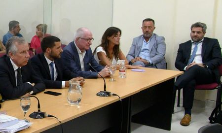 El tribunal oral 3 de Rosario condenó a duras penas a los integrantes de una banda que vendía drogas en búnkers de Rosario y cambiaba millones de pesos a dólares. El tribunal oral 3 de Rosario condenó a duras penas a los integrantes de una banda que vendía drogas en búnkers de Rosario y cambiaba millones de pesos a dólares.