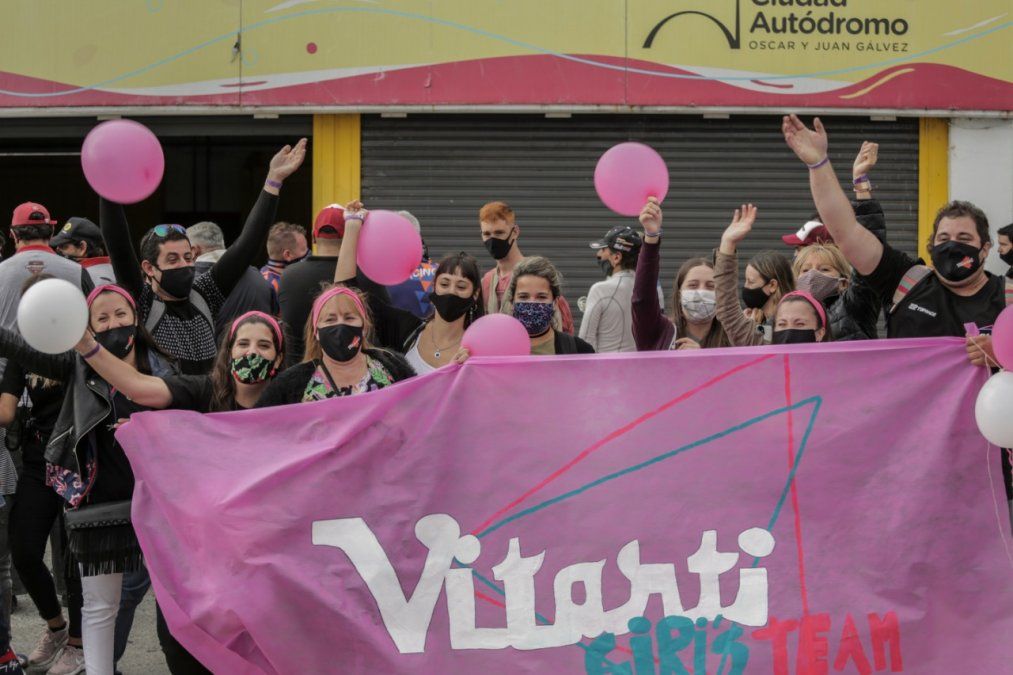 La hinchada del Vitarti Girl's Team.