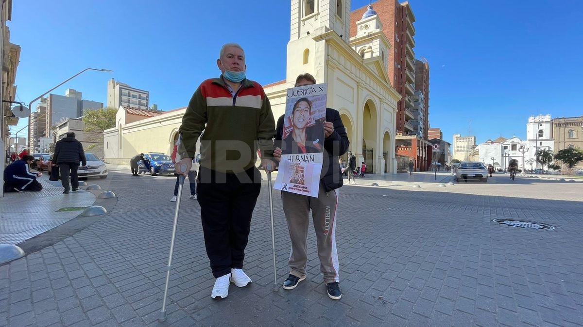 Familiares de Hernán cortaron el tránsito este mediodía en General López y San Jerónimo, frente a los Tribunales de la ciudad de Santa Fe.
