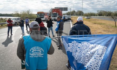 Desde las diez de la mañana, los afiliados a Festram cortan el tránsito en ocho puntos de la provincia. En la ciudad de Santa Fe, la medida se replica en la Autopista Santa Fe-Rosario y Circunvalación Oeste. Desde las diez de la mañana, los afiliados a Festram cortan el tránsito en ocho puntos de la provincia. En la ciudad de Santa Fe, la medida se replica en la Autopista Santa Fe-Rosario y Circunvalación Oeste.