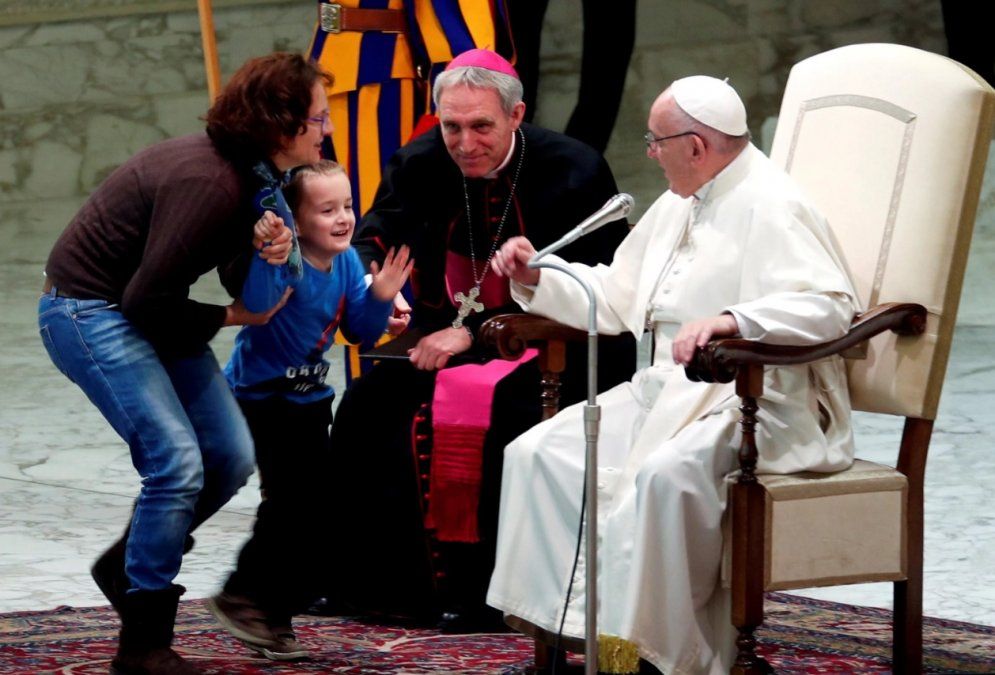 Un nene argentino “hizo lío” en una ceremonia del Vaticano y el Papa lo elogió