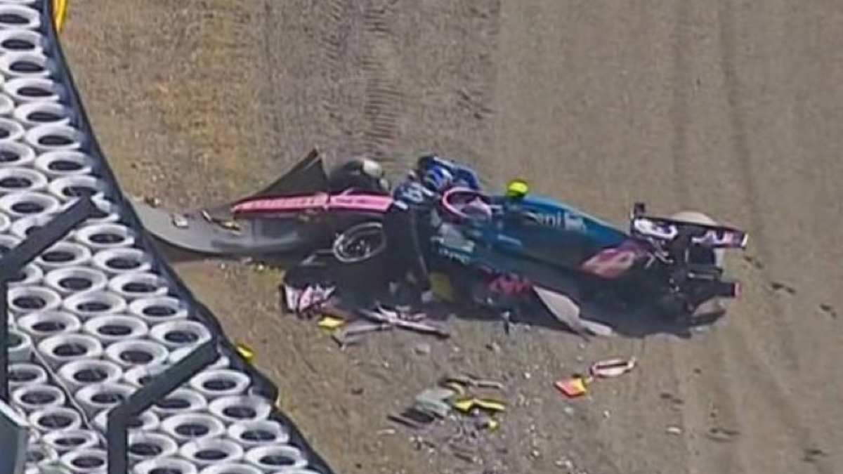 El piloto de Alpine perdió el control de su auto e impactó contra la barrera de neumáticos de la zona de forma lateral. El piloto de Alpine perdió el control de su auto e impactó contra la barrera de neumáticos de la zona de forma lateral.