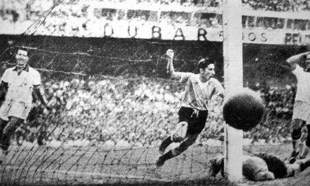 Alcides Ghiggia festeja el gol definitivo ante Brasil, en un Estadio Maracaná colmado por 200 mil almas. Alcides Ghiggia festeja el gol definitivo ante Brasil, en un Estadio Maracaná colmado por 200 mil almas.