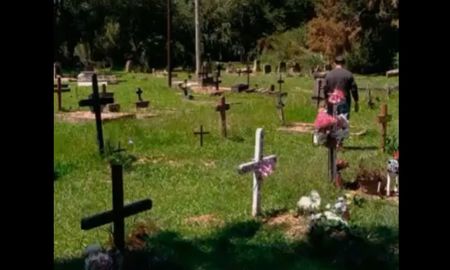 El Equipo Argentino de Antropología Forense (EAAF) concluyó hoy las tareas de excavación y exhumación en el cementerio de Villa Paranacito, provincia de Entre Ríos, en el marco de la causa que investiga los denominados vuelos de la muerte. El Equipo Argentino de Antropología Forense (EAAF) concluyó hoy las tareas de excavación y exhumación en el cementerio de Villa Paranacito, provincia de Entre Ríos, en el marco de la causa que investiga los denominados vuelos de la muerte.