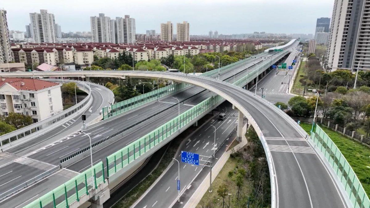 Shanghái desierta. el Gobierno del presidente Xi Jinping aplica una política de tolerancia cero que consiste en cerrar ciudades enteras y aislar a cada infectado.