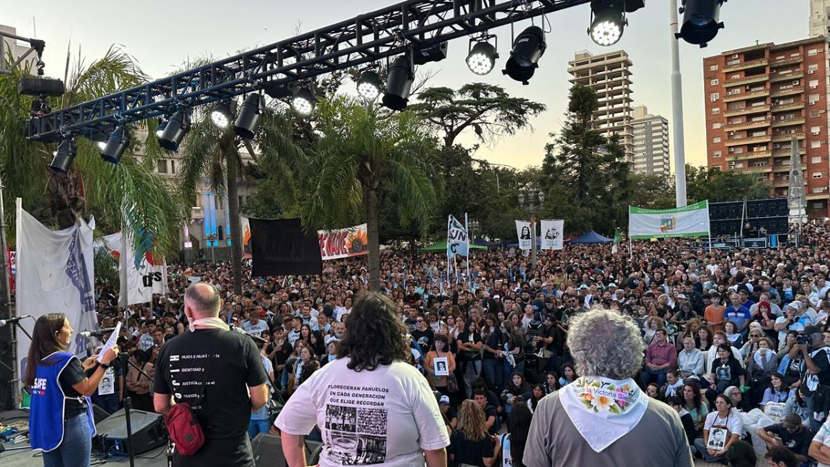 Miles de santafesinos colmaron la Plaza 25 de Mayo a 50 años del golpe militar