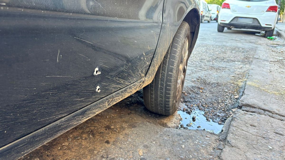 Dos de los tres disparos impactaron en la puerta del acompañante del Fiat Palio. 