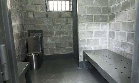 Una de las celdas de la cárcel de Las Flores, en Santa Fe, donde son alojados los menores en conflicto con la ley penal. Una de las celdas de la cárcel de Las Flores, en Santa Fe, donde son alojados los menores en conflicto con la ley penal.