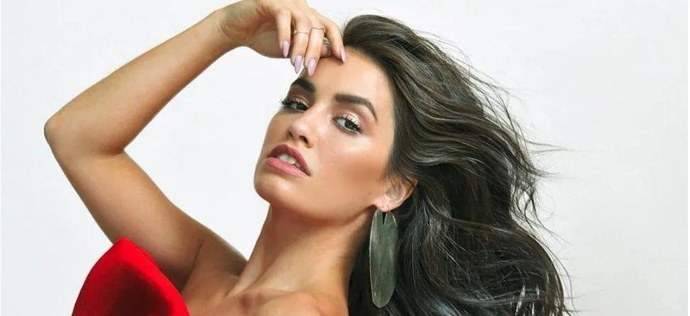 Las fotos de Lali Espósito en bikini y sin maquillaje