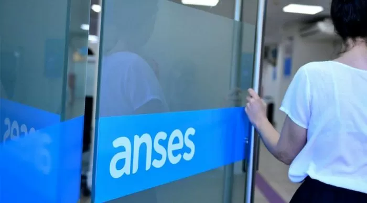 La Administración Nacional de la Seguridad Social (anses) comienza a pagar hoy 1 de junio los haberes de Pensiones no Contributivas y el medio aguinaldo