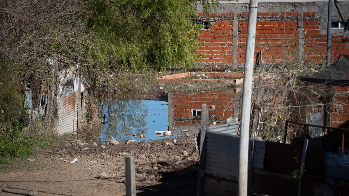 Las viviendas se multiplican en zonas de reservorios en Alto Verde. Los vecinos viven casi permanentemente en medio del agua estancada. Las viviendas se multiplican en zonas de reservorios en Alto Verde. Los vecinos viven casi permanentemente en medio del agua estancada.