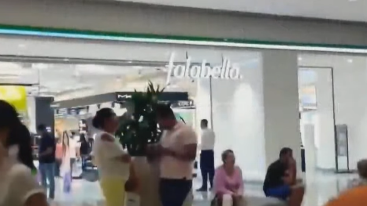 Se presume que el video fue grabado en un centro comercial de Colombia. (Foto: Gentileza CrónicaTV) Se presume que el video fue grabado en un centro comercial de Colombia. (Foto: Gentileza CrónicaTV) 