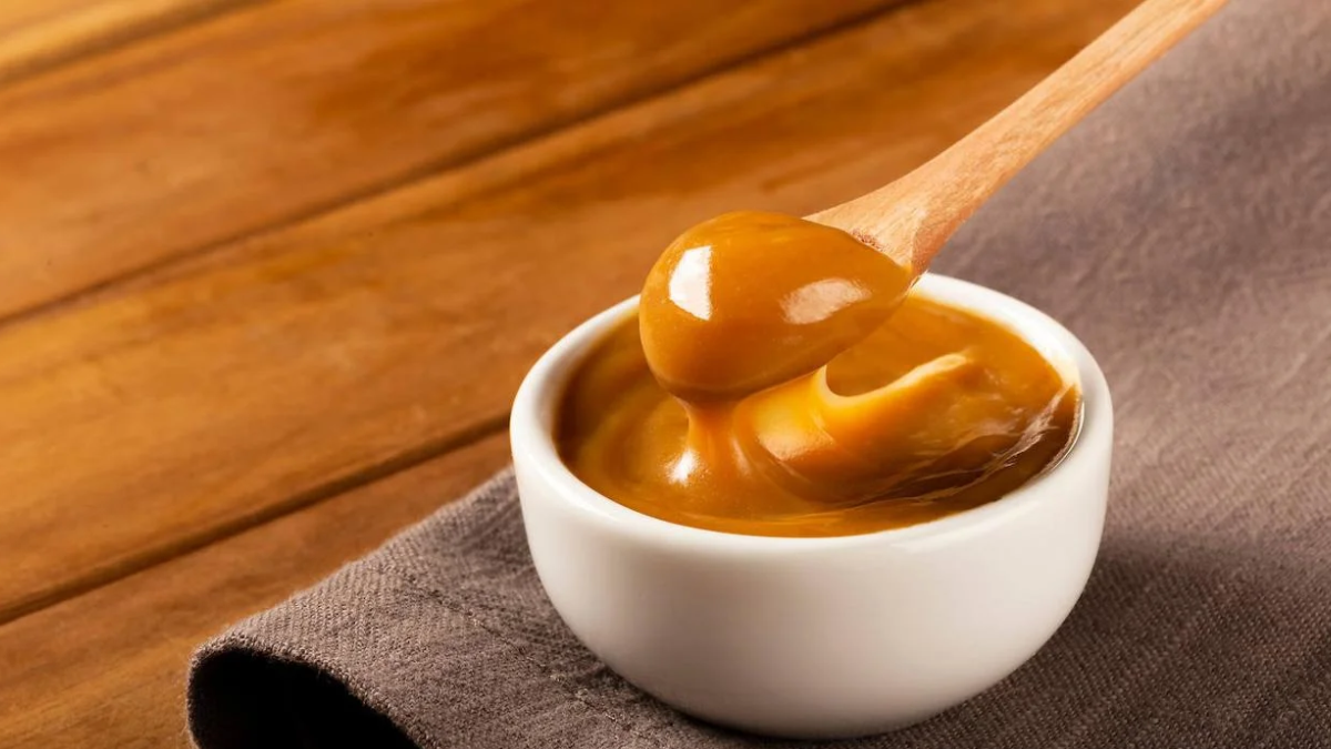 El dulce de leche, una delicia clásica argentina, se prepara cocinando leche y azúcar hasta conseguir una textura cremosa. Ideal para acompañar tortas, panqueques y más.