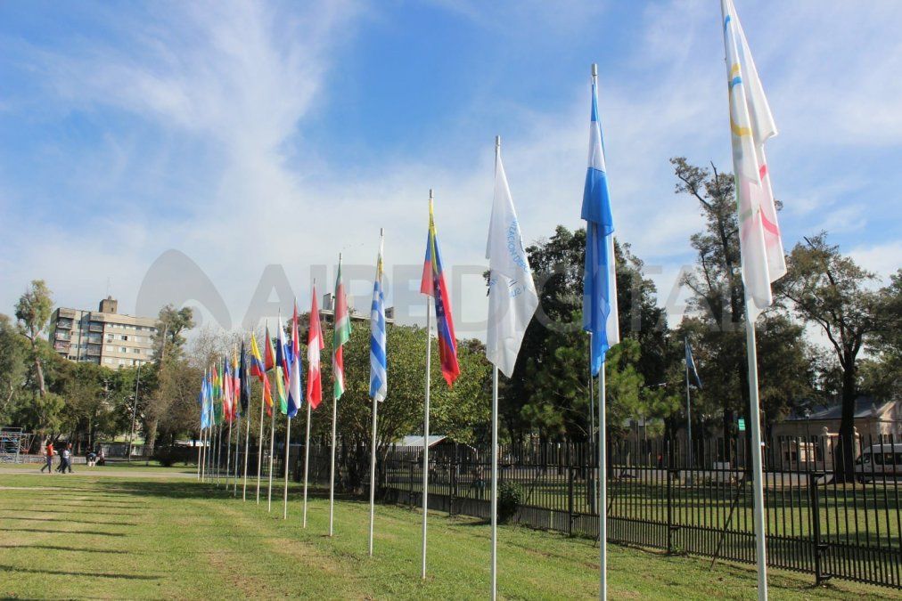 Las 15 banderas de los países que estarán presentes en los Juegos Suramericanos de la Juventud.
