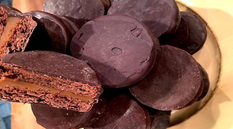 Alfajores costeros de chocolate y dulce de leche