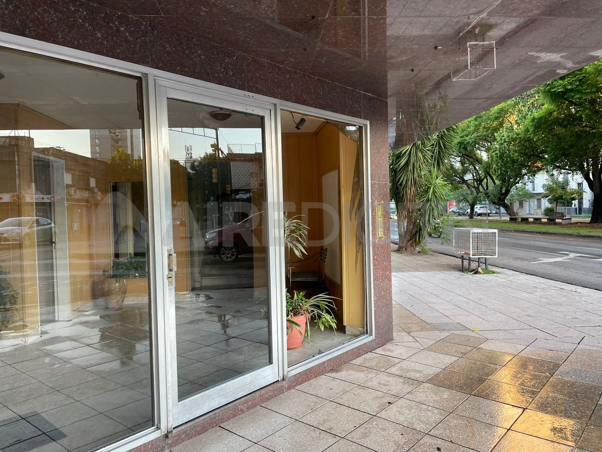 Un joven de 17 años fue aprehendido tras romper el vidrio de un edificio en Bulevar.