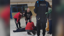 salio del aula, volvio con un cuchillo, ataco a un companero en la cara y el brazo, lo dejo tirado en el piso y un dato despisto a los investigadores