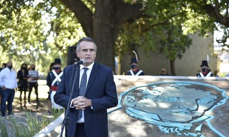 Rossi homenajeó a Belgrano en Rosario y reconoció el rol de las Fuerzas Armadas en la pandemia. Rossi homenajeó a Belgrano en Rosario y reconoció el rol de las Fuerzas Armadas en la pandemia.