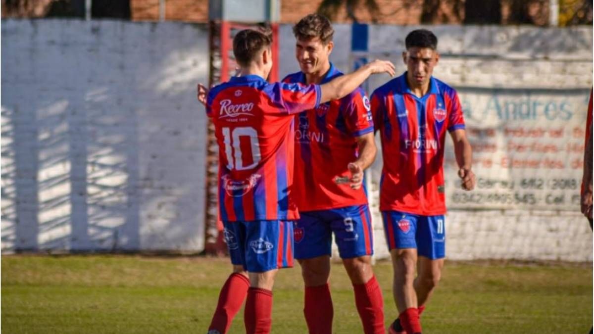 Los hermanos Mayenfisch, autores de siete goles de La Perla del Oeste por Liga Santafesina de Fútbol. Foto: Marien Ediciones. Los hermanos Mayenfisch, autores de siete goles de La Perla del Oeste por Liga Santafesina de Fútbol. Foto: Marien Ediciones.