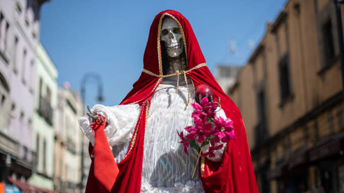 El trágico hecho ocurrió en Bolivia, donde un hombre fue asesinado a martillazos tras haber roto una estatuilla de Santa Muerte. El trágico hecho ocurrió en Bolivia, donde un hombre fue asesinado a martillazos tras haber roto una estatuilla de Santa Muerte.