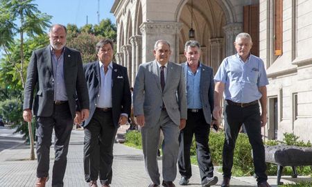 La Mesa de Enlace anunció un paro agropecuario que seguirá firme hasta, al menos, este miércoles. La Mesa de Enlace anunció un paro agropecuario que seguirá firme hasta, al menos, este miércoles.