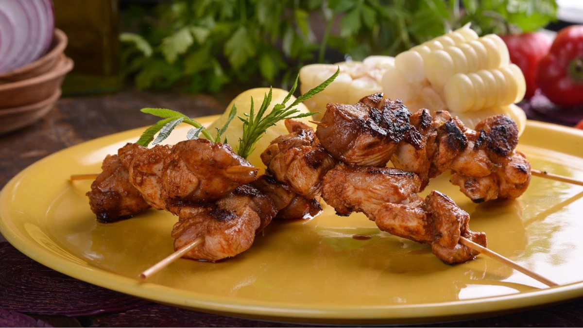 Anticuchos de pollo: la receta sencilla para agregar a tus picadas
