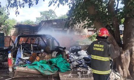 Incendio en una camioneta dentro de una vivienda de Santo Tomé. Incendio en una camioneta dentro de una vivienda de Santo Tomé.