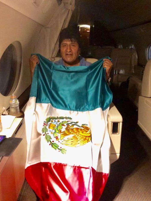 Evo Morales en el avi&oacute;n rumbo a M&eacute;xico