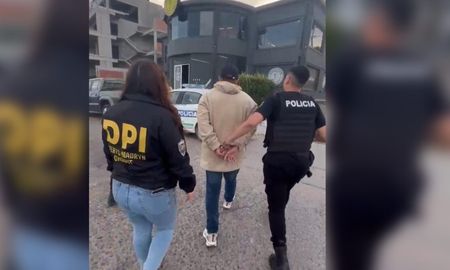 Agentes policiales cuando detuvieron al prófugo santafesino. Agentes policiales cuando detuvieron al prófugo santafesino.