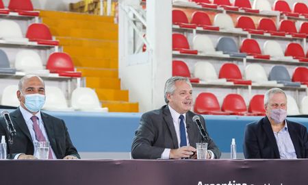 Alberto Fernández encabezó un acto en Morón, donde lanzó la campaña nacional Nos vacunamos para ir a la escuela. Alberto Fernández encabezó un acto en Morón, donde lanzó la campaña nacional Nos vacunamos para ir a la escuela.