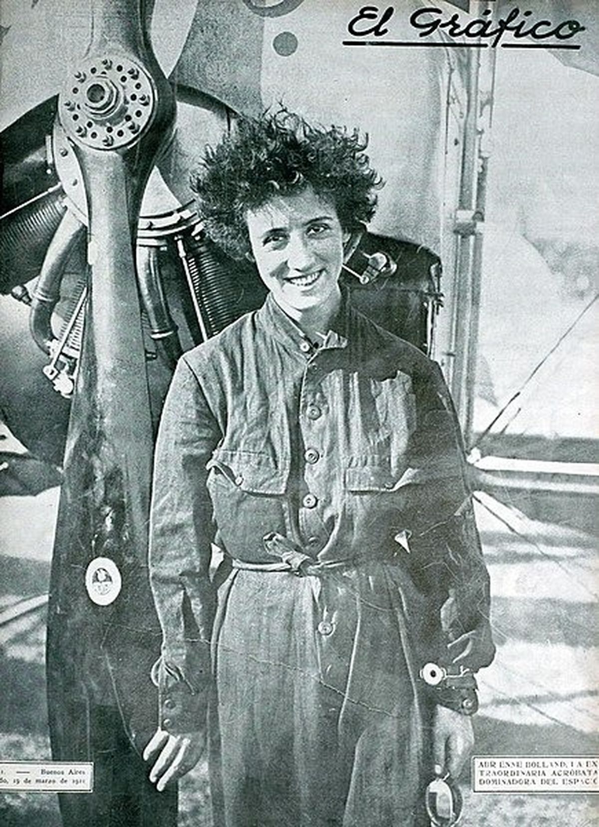 El 19 de marzo de 1921 –solo 13 días antes del cruce de los Andes con el que haría historia–, la aviadora francesa apareció en la revista El Gráfico. En el epígrafe se lee: “Adrienne Bolland, la extraordinaria acróbata, dominadora del espacio”.