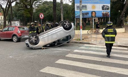 El coche quedó dado vuelta y fue estabilizado por Bomberos Zapadores El coche quedó dado vuelta y fue estabilizado por Bomberos Zapadores