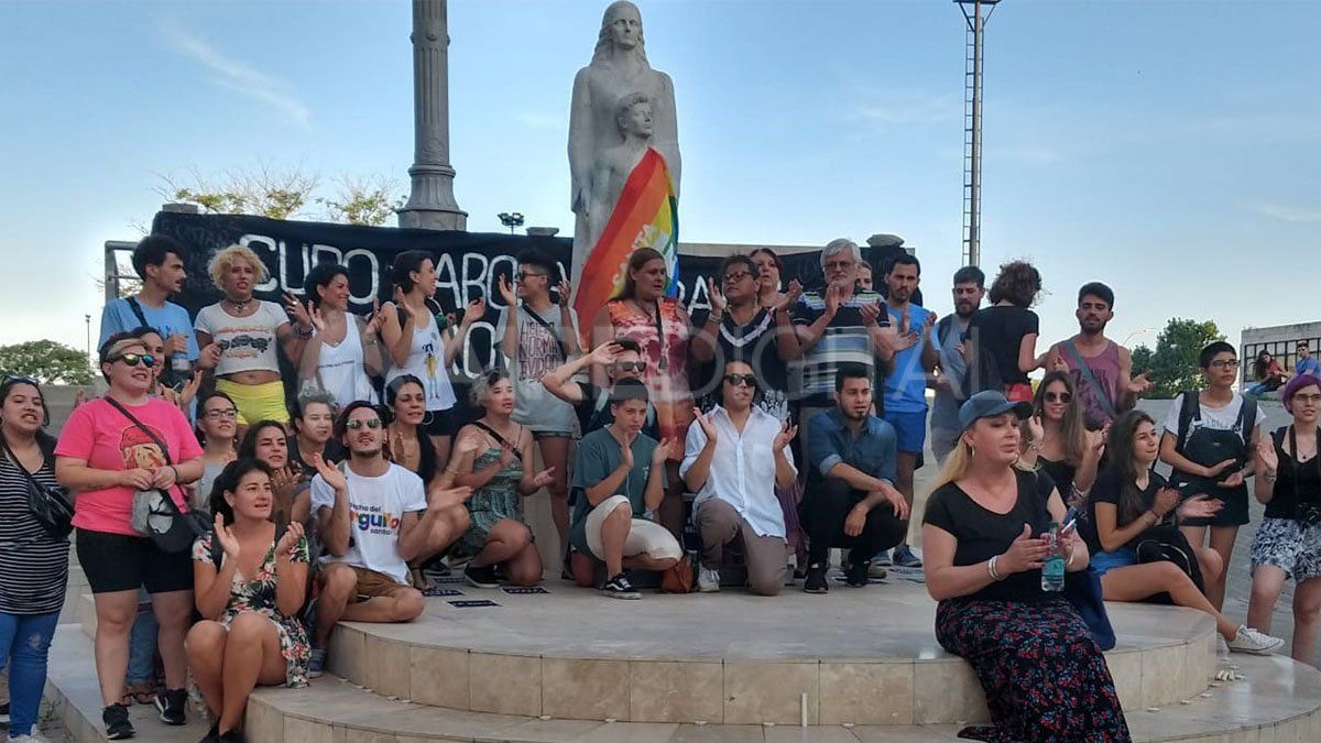 Trans en el Monumento a la Madre, para romper con la hegemonía de la madre tradicional