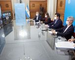 Los ministros Eduardo Wado de Pedro (Interior), Sabrina Frederic (Seguridad) y Mario Meoni (Transporte) realizaron este lunes una videoconferencia con los gobernadores Omar Perotti (Santa Fe), Oscar Herrera Ahuad (Misiones) y Gustavo Vald&eacute;s (Corrientes) para ajustar y coordinar los protocolos sanitarios para el transporte internacional.