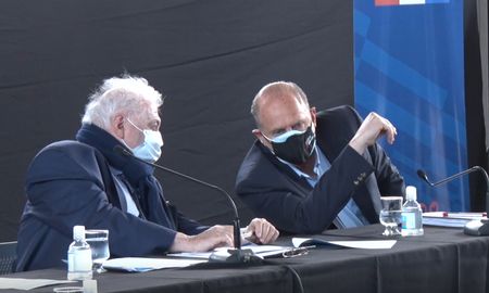 Ginés González García y Omar perotti, en la jornada de trabajo que mantuvieron este viernes en Rosario los equipos nacionales y provinciales en medio de la pandemia. Ginés González García y Omar perotti, en la jornada de trabajo que mantuvieron este viernes en Rosario los equipos nacionales y provinciales en medio de la pandemia.