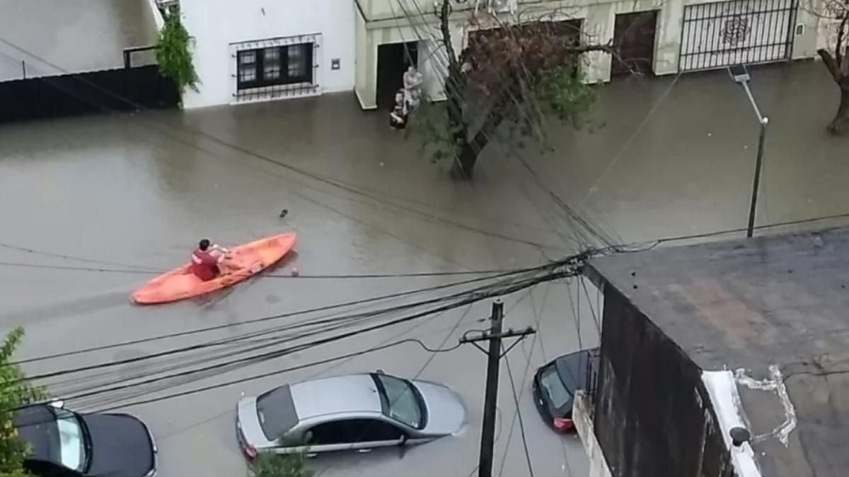 Un fuerte temporal azotó Corrientes: hay evacuados y barrios anegados. Un fuerte temporal azotó Corrientes: hay evacuados y barrios anegados. 