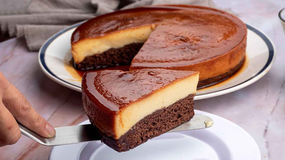 Cómo hacer chocoflan, el postre imposible que combina dos clásicos que a todos enamora