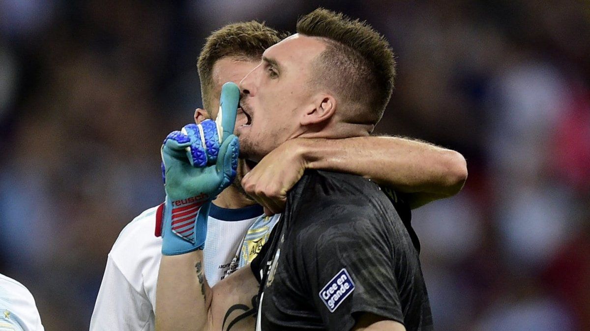 Franco Armani festeja luego de detener el penal de Derlis González, en el partido entre Argentina y Paraguay por la Copa América 2019.