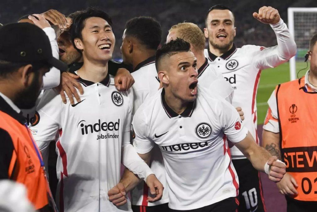 Eintracht Frankfurt, con Rafael Santos Borré, venció al West Ham de Lanzini en la Europa League