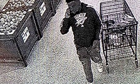 Un hombre defeco en la heladera de un supermercado: clienta lo descubrió de la peor manera Un hombre defeco en la heladera de un supermercado: clienta lo descubrió de la peor manera