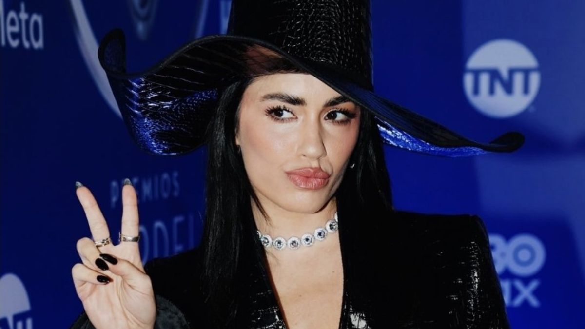 La cantante deslumbró con un look oscuro en sintonía con su último álbum.
