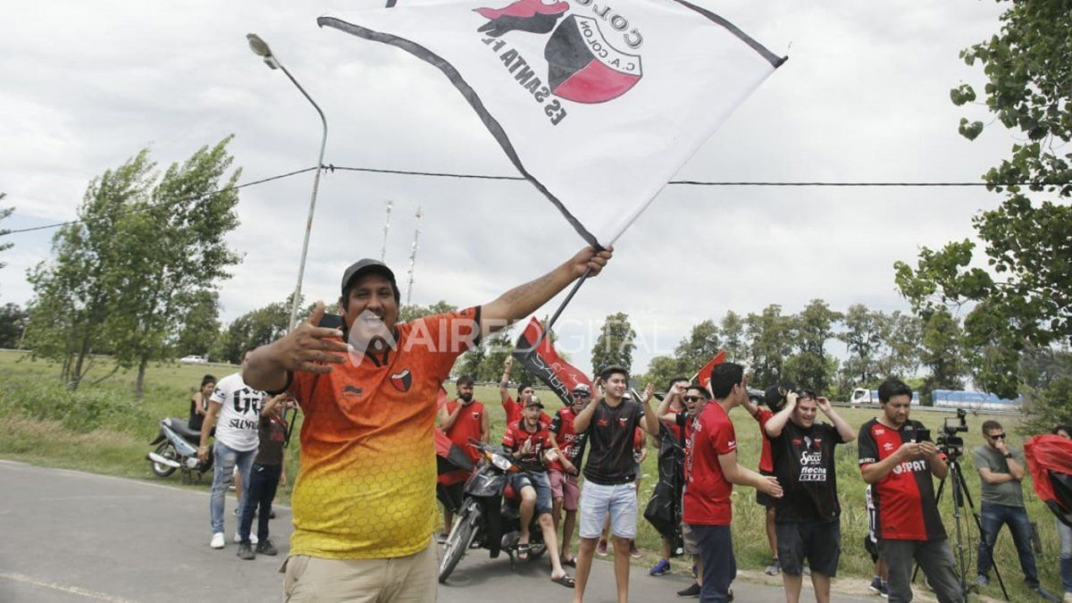 Una caravana multitudinaria acompañó a Colón rumbo al sueño de la Sudamericana