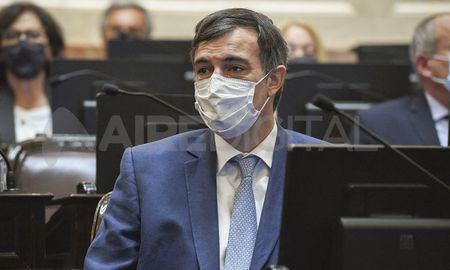 Bullrich anunció en las últimas horas su decisión a través del grupo de Whatsapp que comparten los legisladores de Juntos por el Cambio, en las que expresó por escrito sus palabras de despedida. Bullrich anunció en las últimas horas su decisión a través del grupo de Whatsapp que comparten los legisladores de Juntos por el Cambio, en las que expresó por escrito sus palabras de despedida.