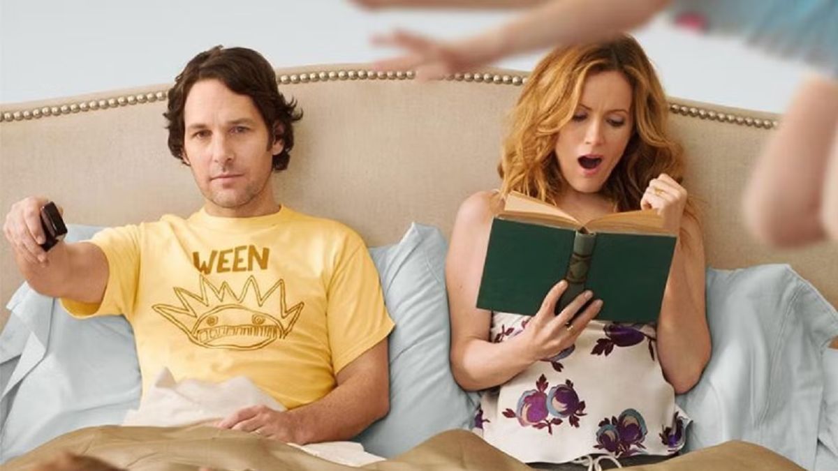 "Bienvenido a los 40" sigue a una pareja que enfrenta el desafío de sostener su relación en medio de la rutina, los hijos y las crisis personales, con una mezcla de humor y ternura. "Bienvenido a los 40" sigue a una pareja que enfrenta el desafío de sostener su relación en medio de la rutina, los hijos y las crisis personales, con una mezcla de humor y ternura.