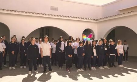 El coro formado por alumnos de las escuelas Santa Rosa de Viterbo y San Carlos grabó la versión de Oasis en los alrededores del histórico Campo de la Gloria. El coro formado por alumnos de las escuelas Santa Rosa de Viterbo y San Carlos grabó la versión de Oasis en los alrededores del histórico Campo de la Gloria.