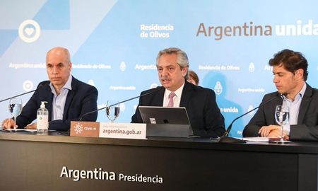 El presidente se reune con el gobernador de la provincia de Buenos Aires, Axel Kicillof, y el jefe de Gobierno poteño, Horacio Rodríguez Larreta para delinear la etapa siguiente de la cuarentena. El presidente se reune con el gobernador de la provincia de Buenos Aires, Axel Kicillof, y el jefe de Gobierno poteño, Horacio Rodríguez Larreta para delinear la etapa siguiente de la cuarentena.