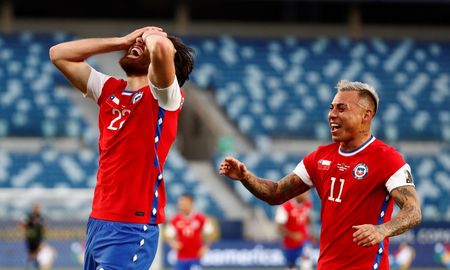 Con gol de Ben Brerenton, Chile derrotó 1-0 a Bolivia y se sube a la cima del Grupo A de la Copa América. Con gol de Ben Brerenton, Chile derrotó 1-0 a Bolivia y se sube a la cima del Grupo A de la Copa América.