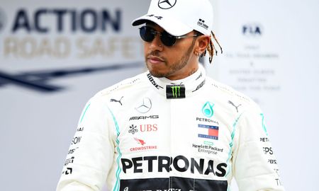 Lewis Hamilton no pudo igualar el récord de 91 victorias en la Fórmula 1 de Michael Schumacher por una penalización de 10 segundos en el GP de Sochi. Lewis Hamilton no pudo igualar el récord de 91 victorias en la Fórmula 1 de Michael Schumacher por una penalización de 10 segundos en el GP de Sochi.